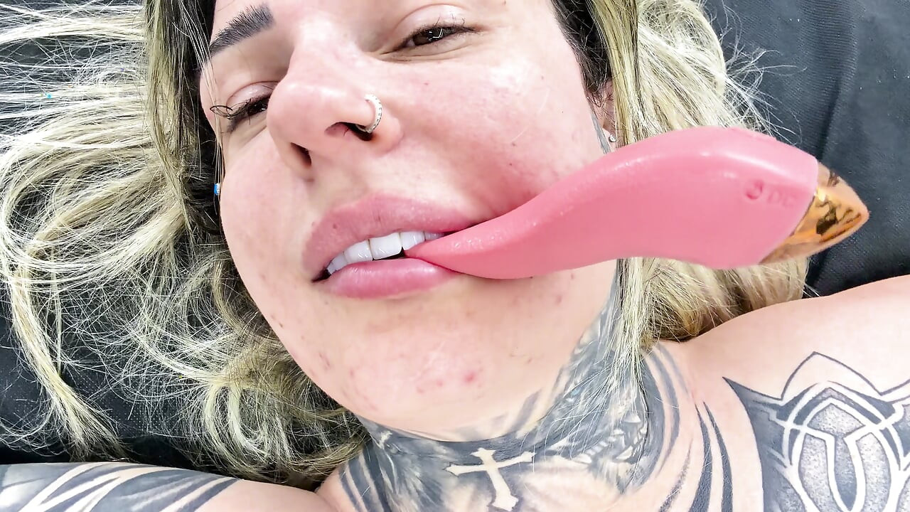 Me metieron la polla por el culo y por el coño, me folló a pelo porque es más rico y no pudo aguantar y se corrió dentro de mi coño