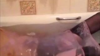 Pink marks y Spencer se deslizan en el baño.