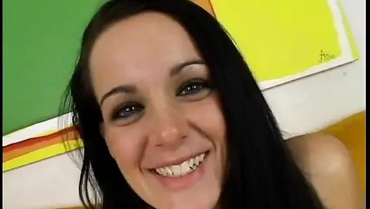 Симпатичная брюнетка сосет член оператора на коленях