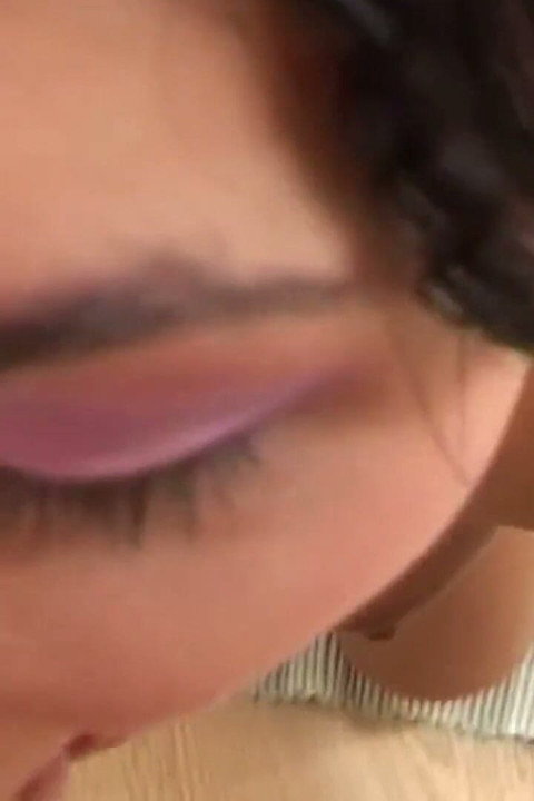 En primer plano - dulce lencería te está los ojos mientras la nena amateur está trabajando con ti