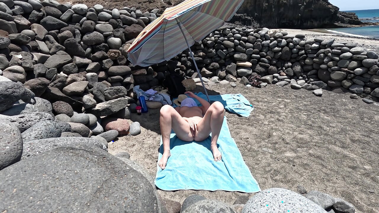 He Saw a Naked Girl on the Beach and Started Jerking off