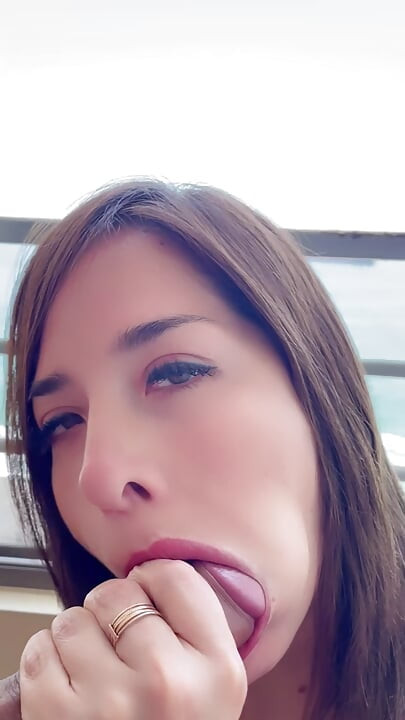 Fucks mulutku di balkon di depan laut (amatir Latin sex)