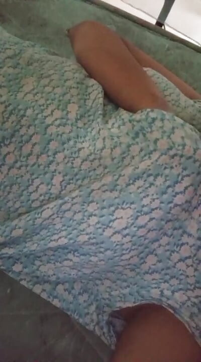 Quente morena se masturba com vibrador gigante em cima de urso de pelúcia