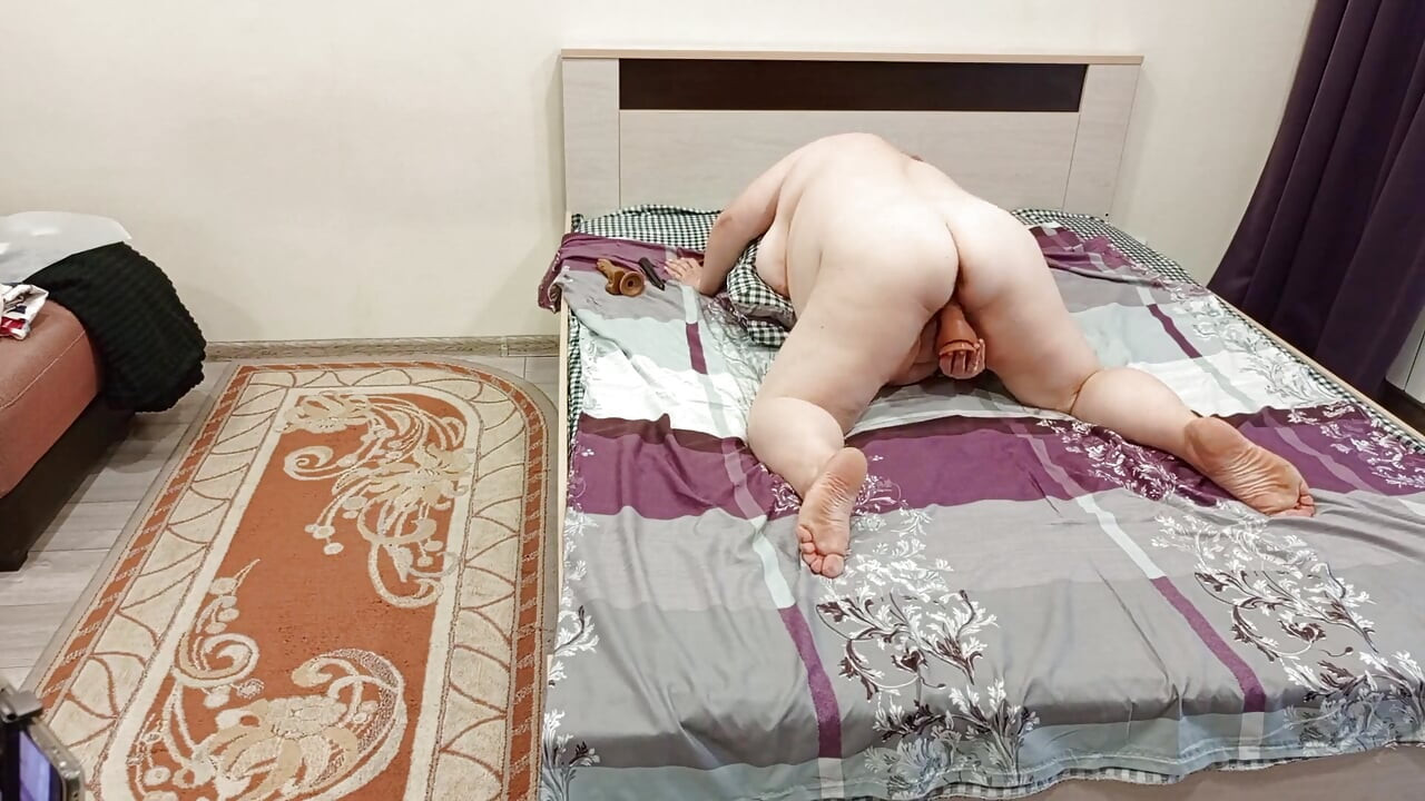 Een grote dildo in het vlezige poesje van een schoonmoeder