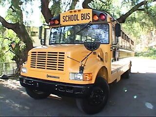 Blondes Küken wird in ihrem Schulbus von hinten geknallt