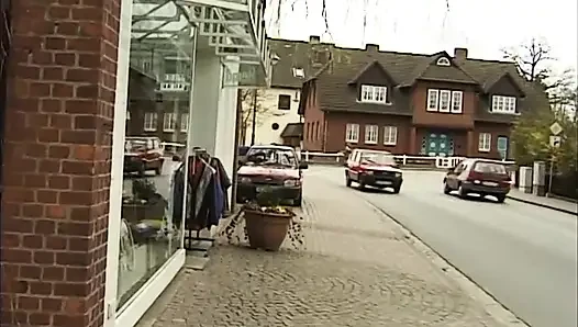 Рыжая принимает жесткий член в ее задницу
