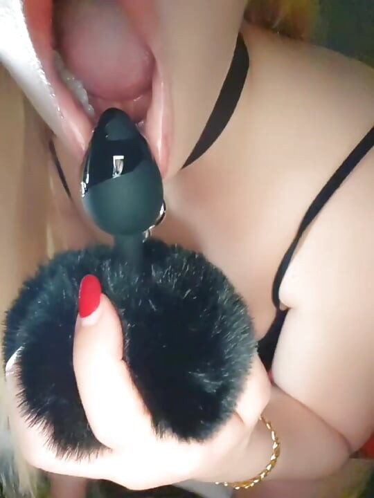 Hotblondygirl με βύσμα στην ουρά αυνανίζεται δυνατά Πραγματικός οργασμός