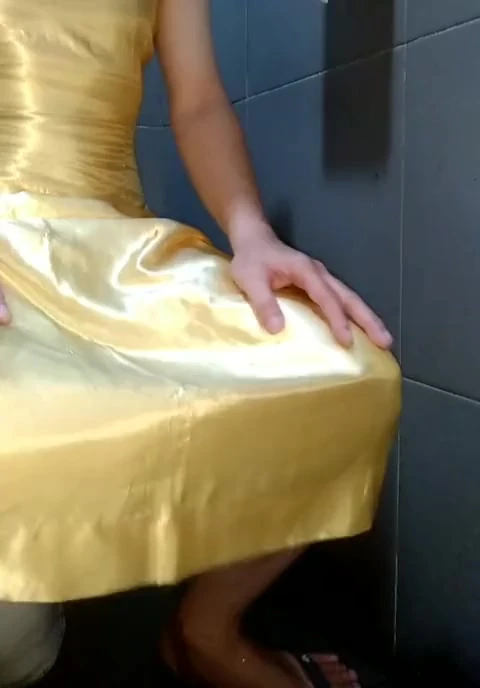 Sarı saten uzun elbiseli mastürbasyon