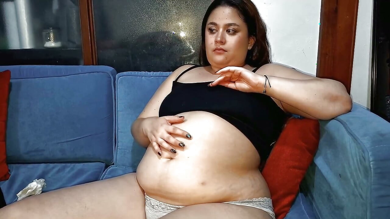 Nicole mete un sándwich monstruo y frota su vientre completo