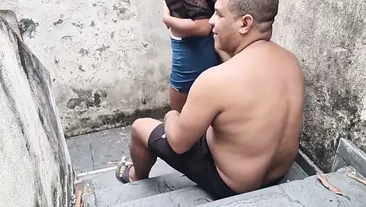 Karımın üvey erkek kardeşi merdivenlerde