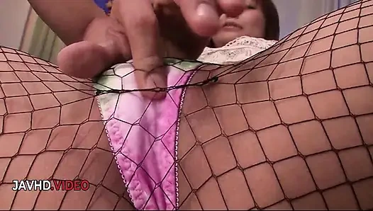 Wilde japanische füchsin maika liefert heißen blowjob vor muschi-spielzeit