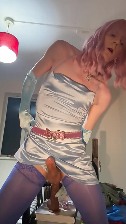 Jess Silk Rides Her Dildo