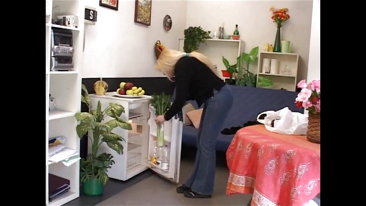 金髪熟女クソの台所