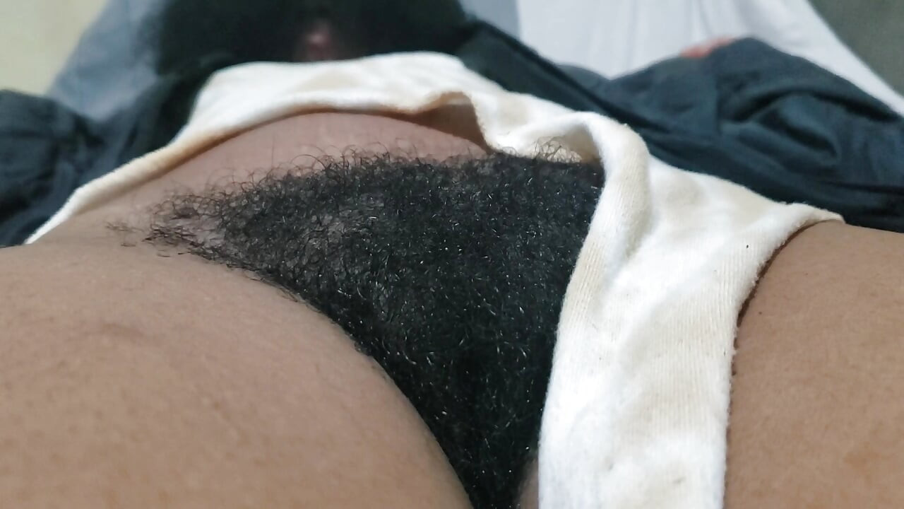 Estrella Peluda Muestra Su Coño Natural En Una Presencia Sensual Audaz E Íntima