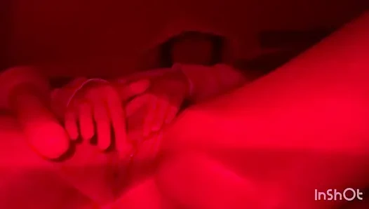 Küçük üvey kız kardeş vajinasını hazırlıyor.