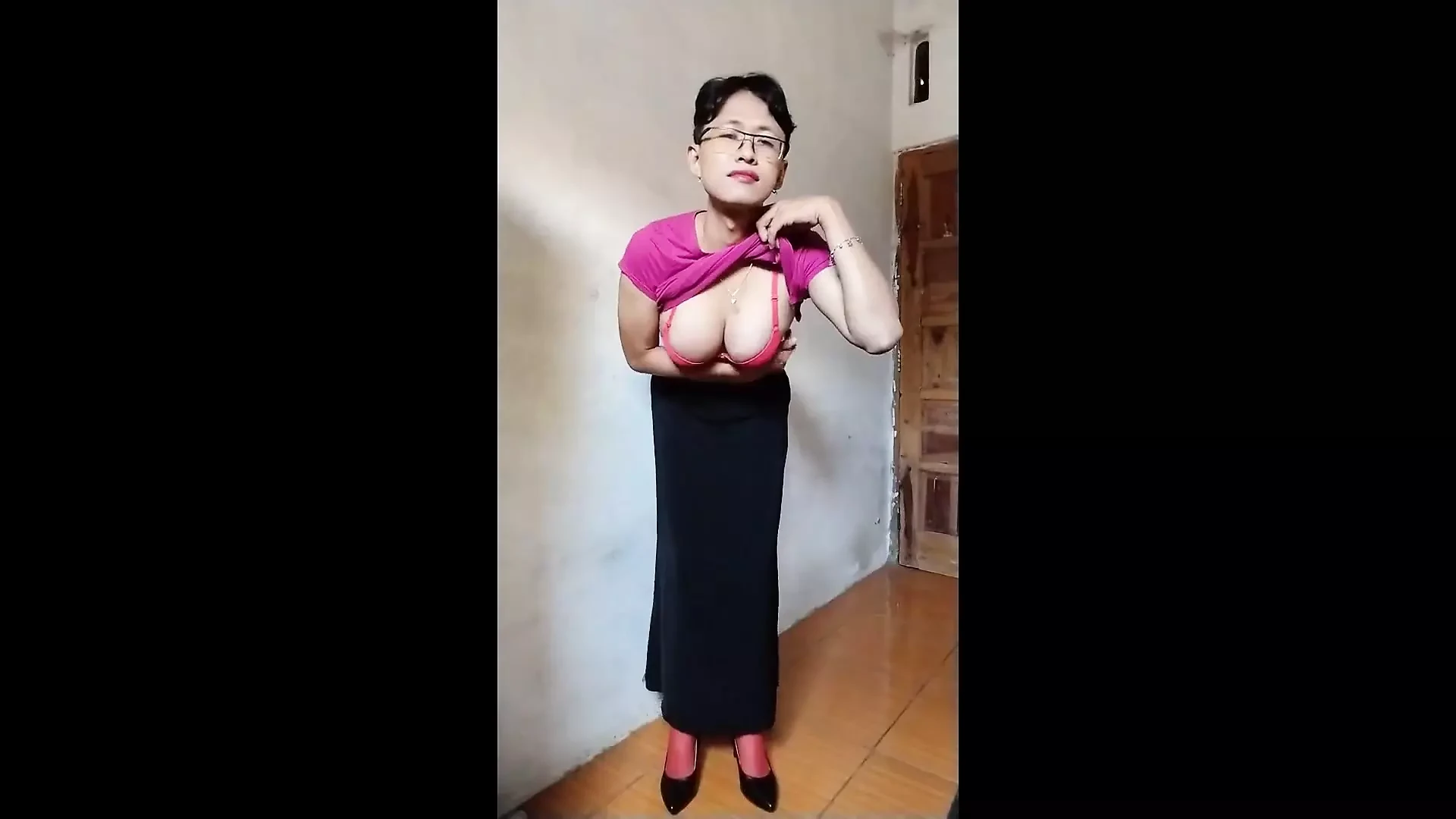 Sutiã vermelho Mitha Ladyboy se masturbando até gozar