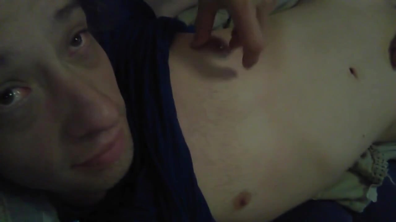 享受我仍然拥有的最小胸部