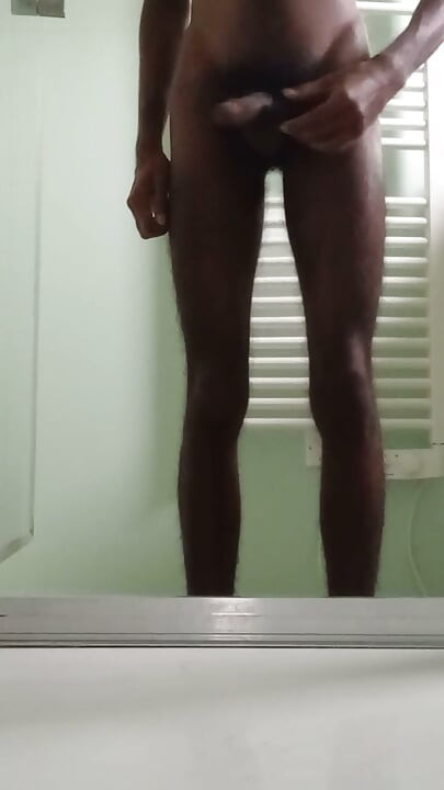 Jim이 에어비앤비에서 자위하며 거대한 정액을 폭발시킨다 (영상 컴필레이션)