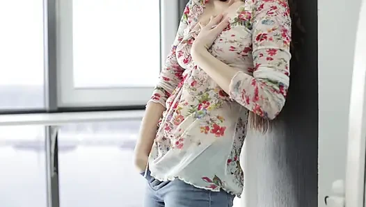 Ateşli kız, tek başına, dildoyu amına sokuyor ve mastürbasyon yapıyor