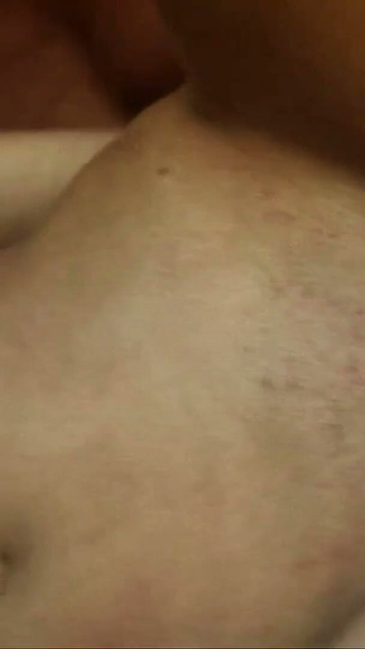 Heet strakke kutje petite blonde masturbeert eerst om op te warmen en rijdt daarna hard op de grote pik van de kale vent voor een echt orgasme | Clip 3