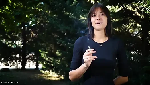 Si cantik rusia yang manis merokok di alam terbuka
