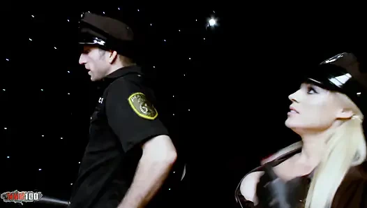 Cindy Behr и Джейми Барри в униформе, праздник траха