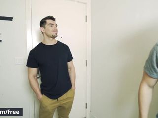 Hunks Jeremy Dean uprawia ostry seks analny na łóżku - men.com