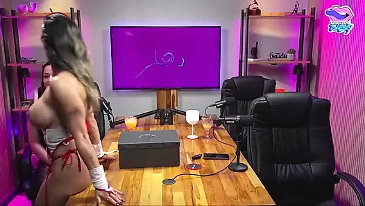 Aksi hot lesbian di podcast tv california! Masih banyak pelacur lagi!