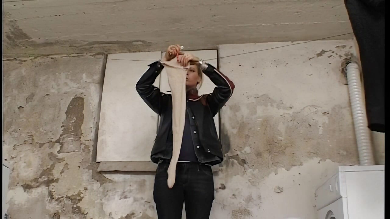 Blond babes vilda tvättrum handjob och orgasm