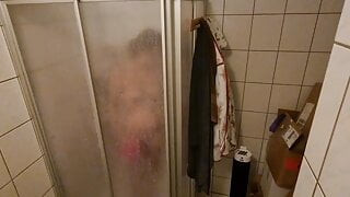 Ich dusche meine Stiefschwester, wenn ich will und ficke sie, wenn ich will