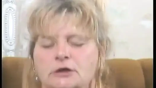 Blonde reife schlampe mit großen natürlichen titten bekommt ihre haarige milf hart geknallt