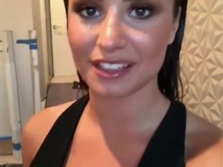 Demi Lovato декольте