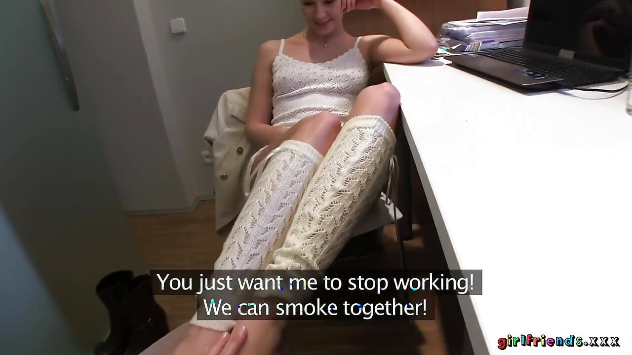 Girlfriends xxx - jilat memek temannya di kantor