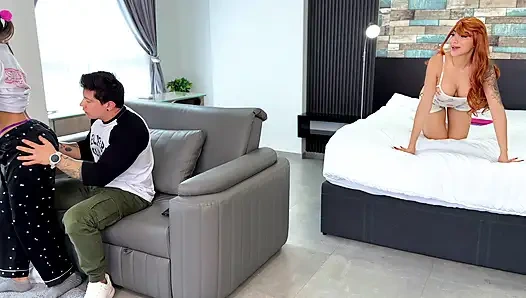 Идеальный день для измены! Две киски на один член! Подругу и невестку наполнили сливками!