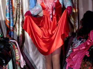 Crossdresser korkak parlak kırmızı saten elbise ve boşalmak