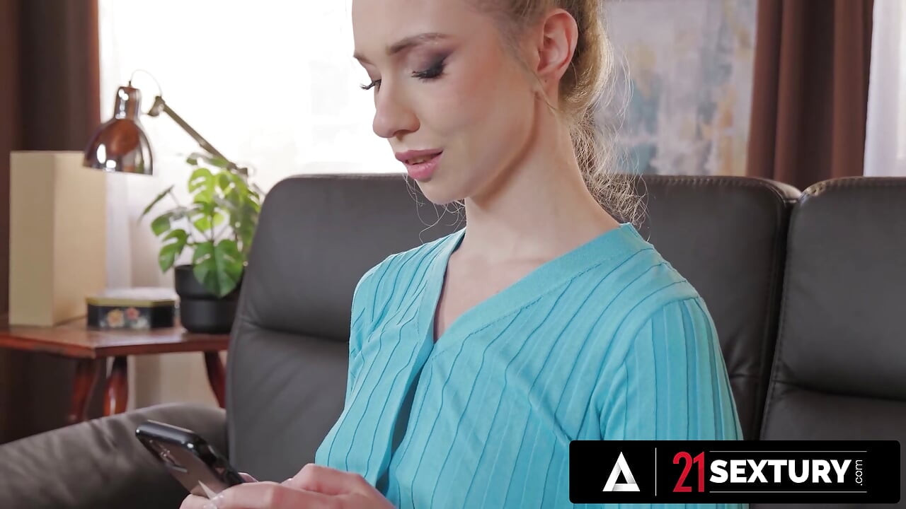 21 SEXTURY - Gagică blondă Alice Klay Dop de butt și futai anal cu angajatul