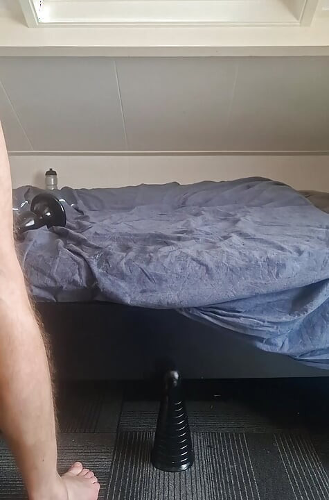 Béance anale extrême, gode énorme - triple sodomie