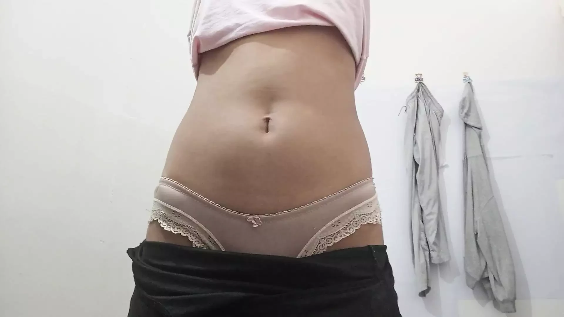 Ragazza calda indiana indiana si spoglia in ufficio nRI spogliarello