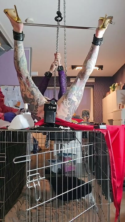 Piernas abiertas y lista para ser follada con el strap-on