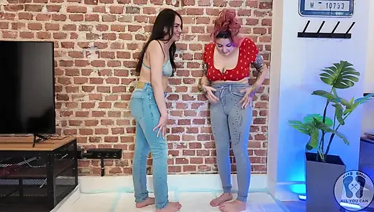 Rebeca Addams и Ana Spears писают на джинсы, показ