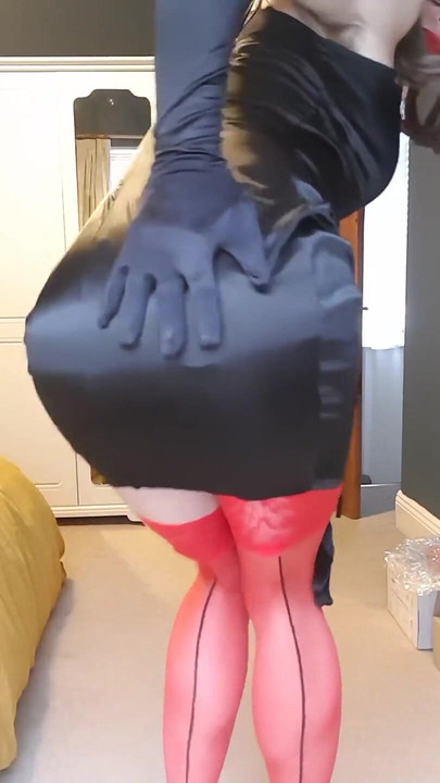 Feeling Glam - ฉันชอบชุดสีดําผ้าซาตินนี้