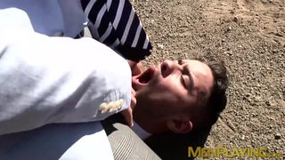 Traje papi Hector de Silva doggystyle golpeando al aire libre