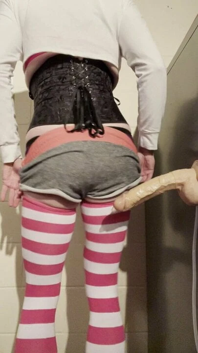 horny trap Amanda fucks her dildo