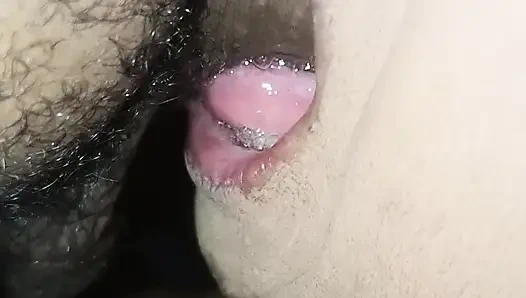 Dia mengisap penisnya tanpa mengeluarkannya dari tenggorokannya, hanya berhenti ketika itu benar-benar lembut.