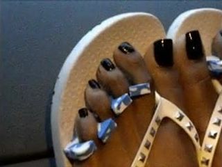 Ragazza nera unghie dei piedi nere