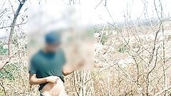 Des hommes de l'armée pakistanaise éjaculent sur une grosse bite en public