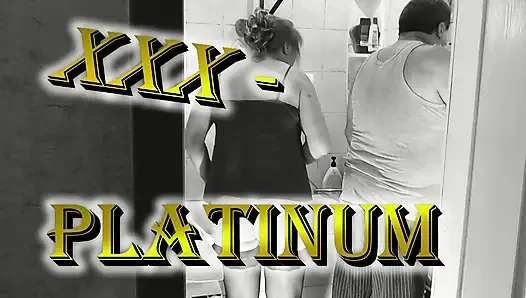 Fkk zu hause, fkk. Erwachsene nachbarin rasiert sich im badezimmer, während jungfräuliches nacktes mädchen duscht. Alt und jung. Natürliche titten arsch milf
