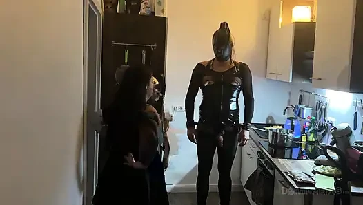 Mutfak fetişi fışkırtma çılgınlığı - olgun sürtükler her yere sırılsıklam