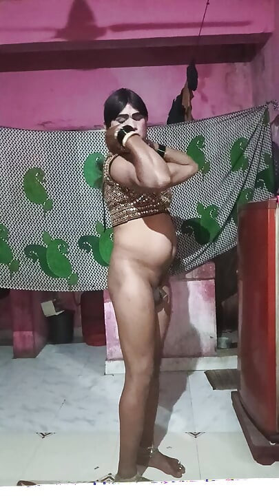 Madhuri bhabhi apni gand me do egg dalikali sari pehenkar