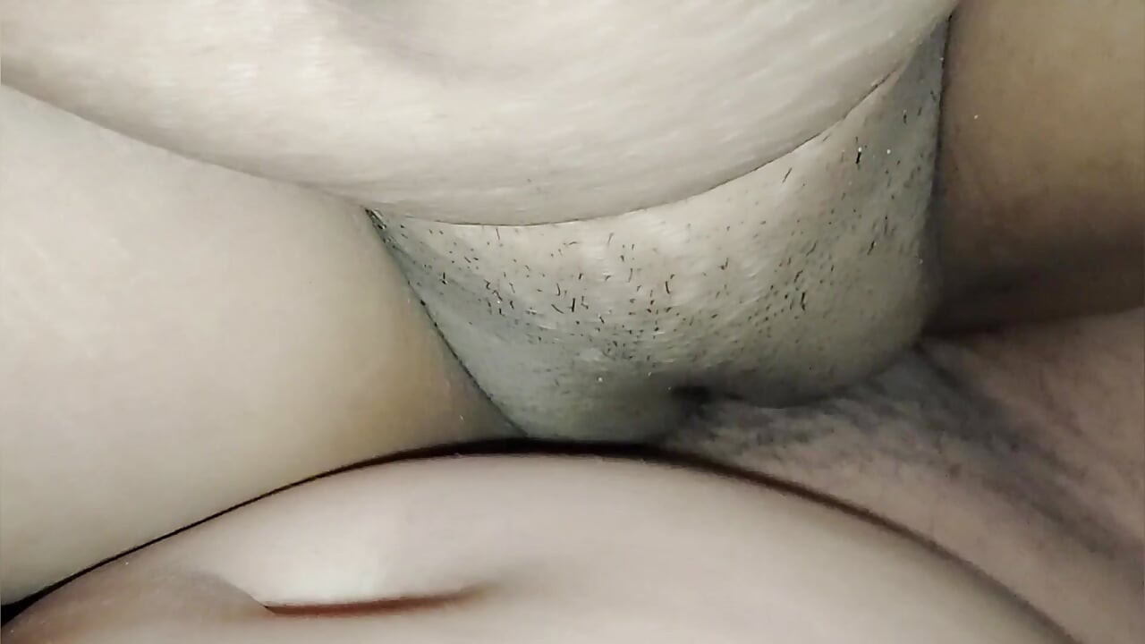 Marido e esposa em momento romântico